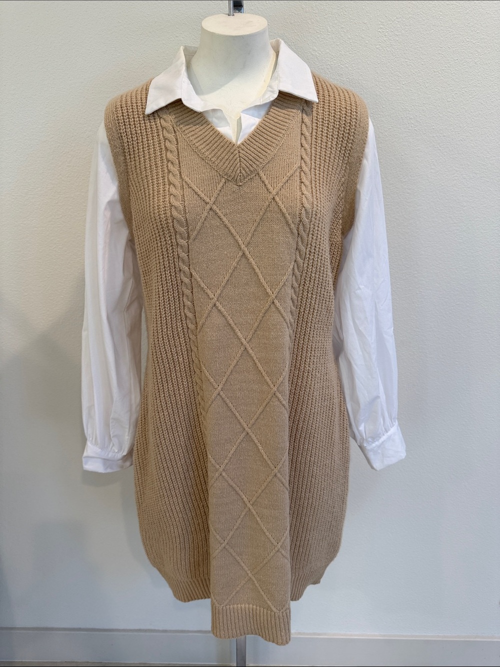 Indigo Rose Sleeveless Cable Knit Midi Dress in Camel Sz M